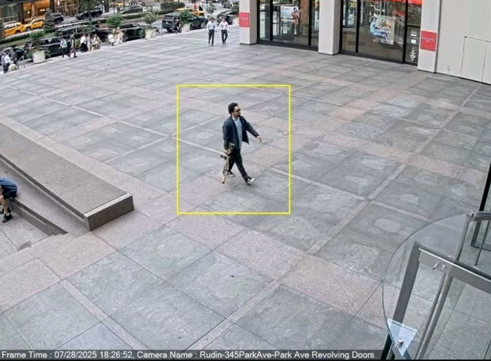 监控视频显示枪手接近公园大道345号大楼入口。